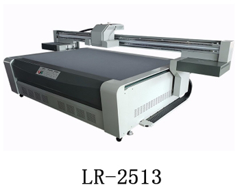 LR-2513通常我們也稱為萬(wàn)能打印機(jī)，他是根據(jù)國(guó)際標(biāo)準(zhǔn)尺寸而來(lái)，加上這種uv機(jī)器不收材質(zhì)約束，差不多什么都可以打印，通常我們也稱之為萬(wàn)能打印機(jī)